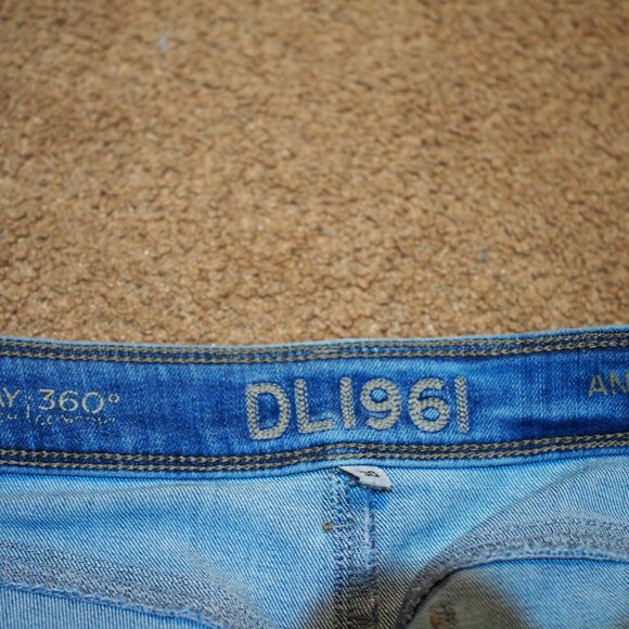 DL1961 Angel Jeans - Picture 5 of 6